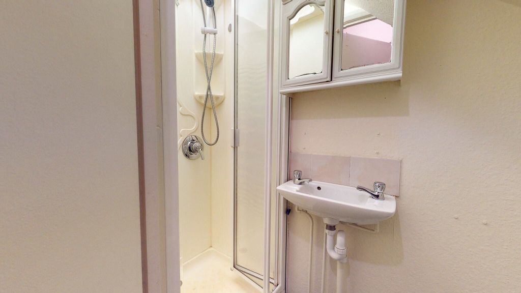 Property photo 3 of 7 Bathroom