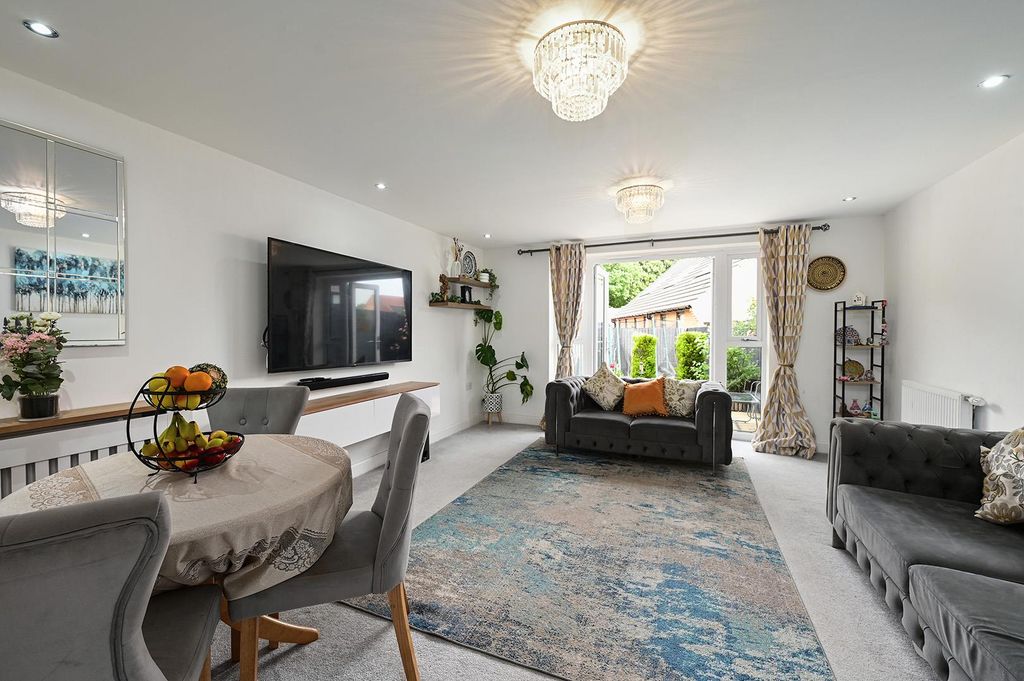 Property photo 2 of 20 Brassie Close