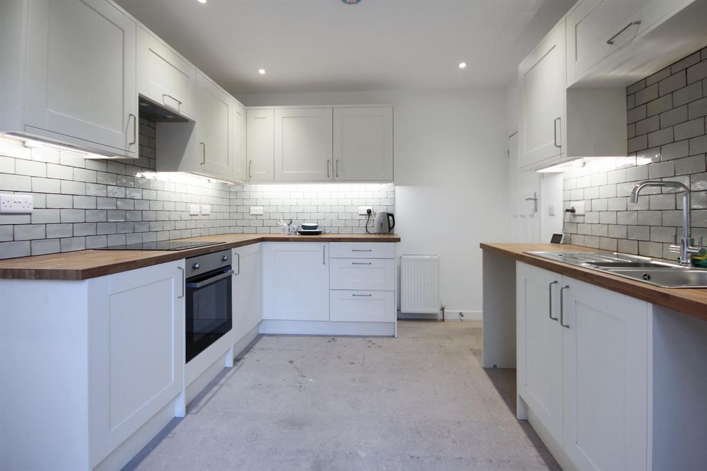 Property photo 3 of 10 Kitchen