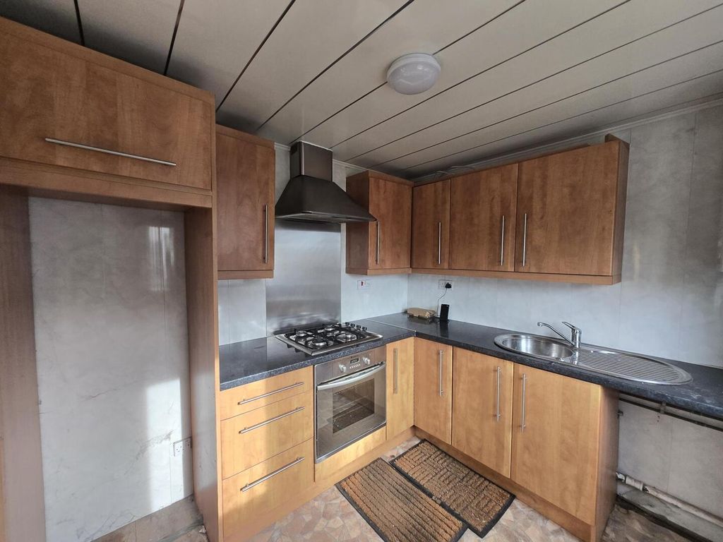 Property photo 2 of 7 Kitchen