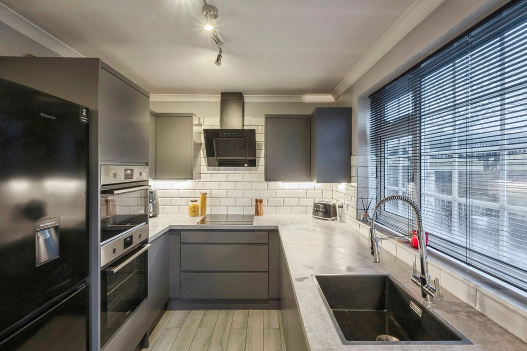 Property photo 3 of 14 Kitchen