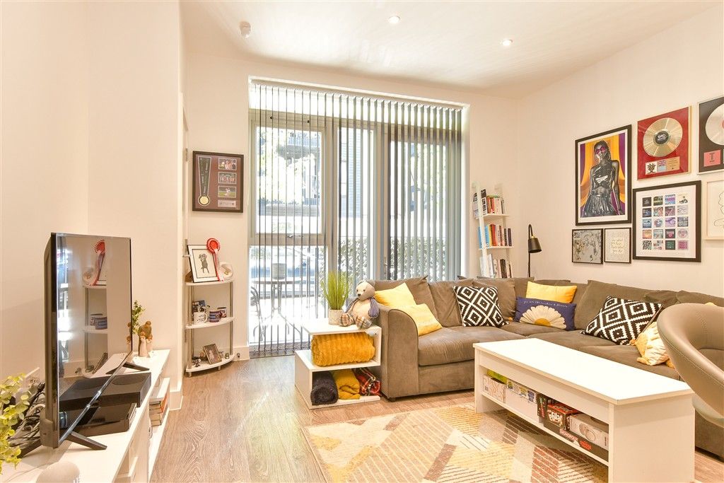 Property photo 2 of 10 Kitchen/Lounge
