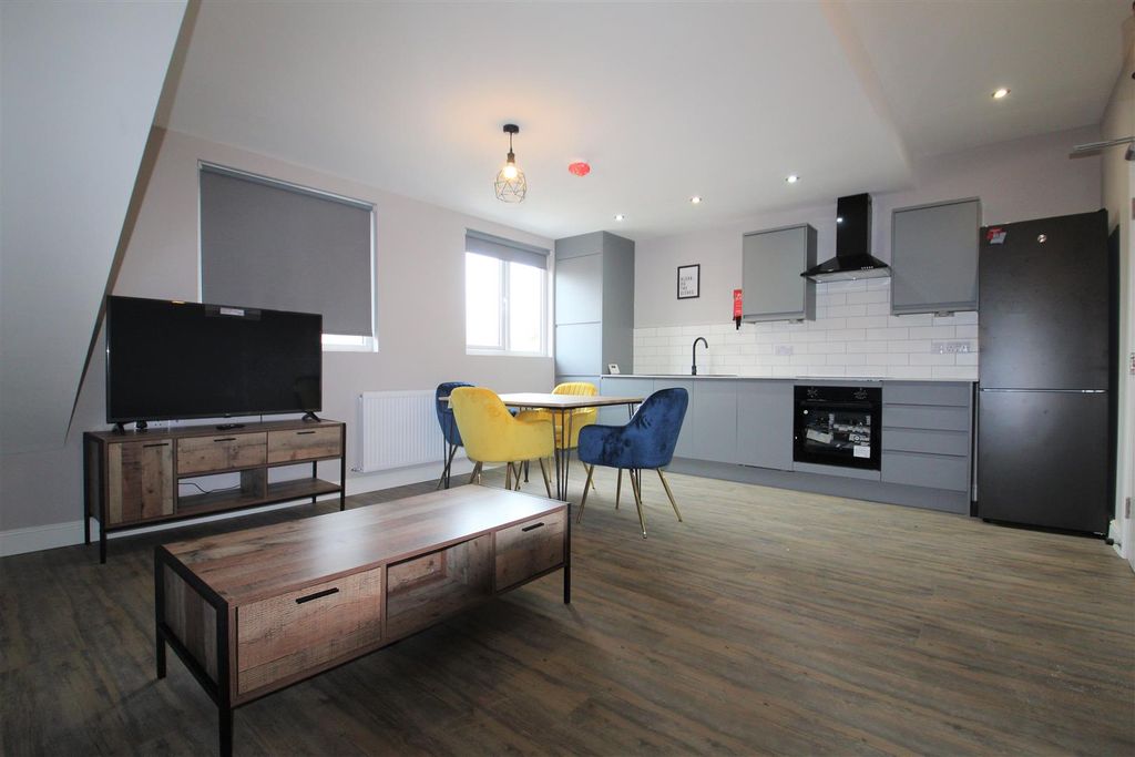 Property photo 2 of 10 Lounge A.Jpg