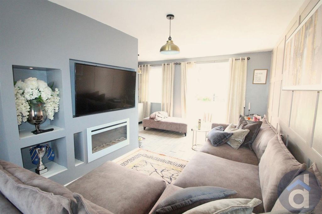 Property photo 3 of 13 Lounge