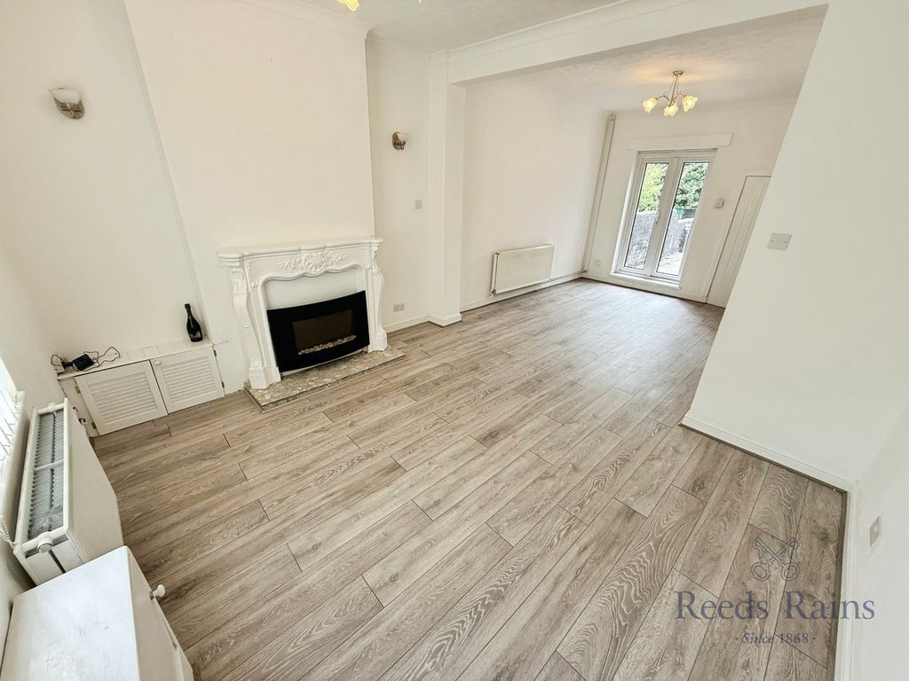 Property photo 2 of 18 Picture No. 15