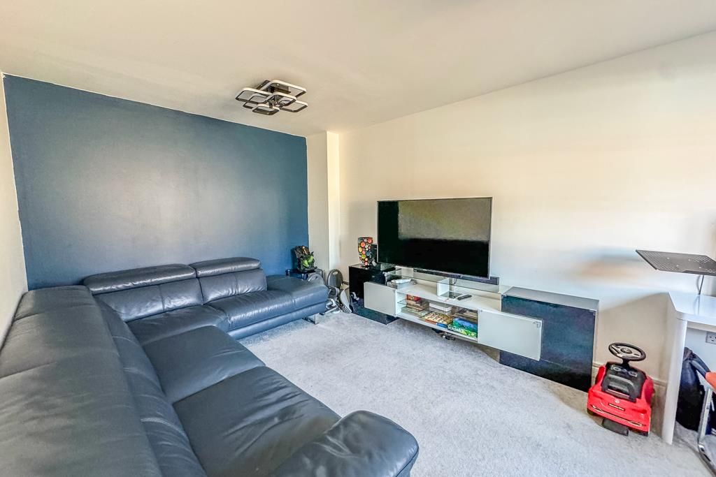 Property photo 3 of 18 Lounge