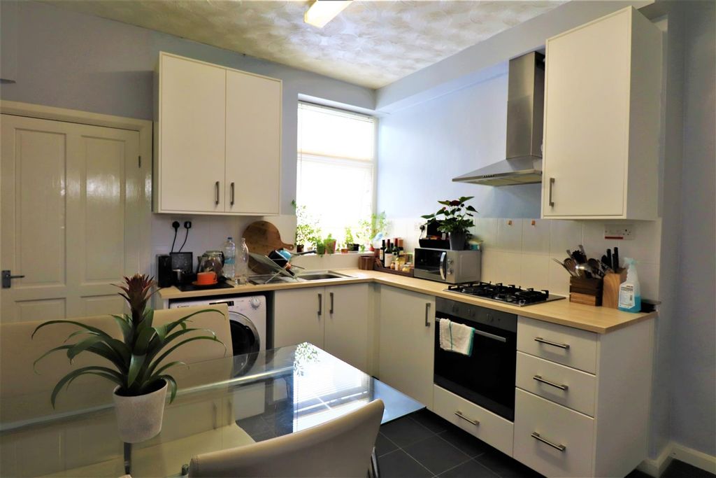 Property photo 2 of 14 Kitchen