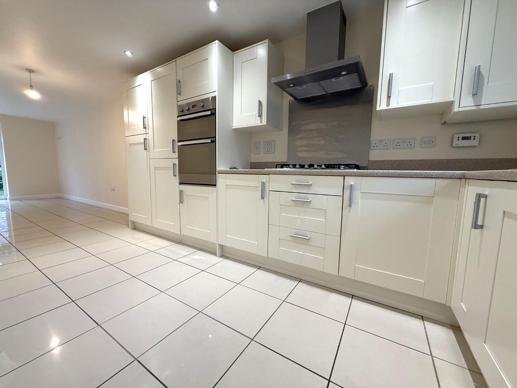 Property photo 3 of 19 Kitchen