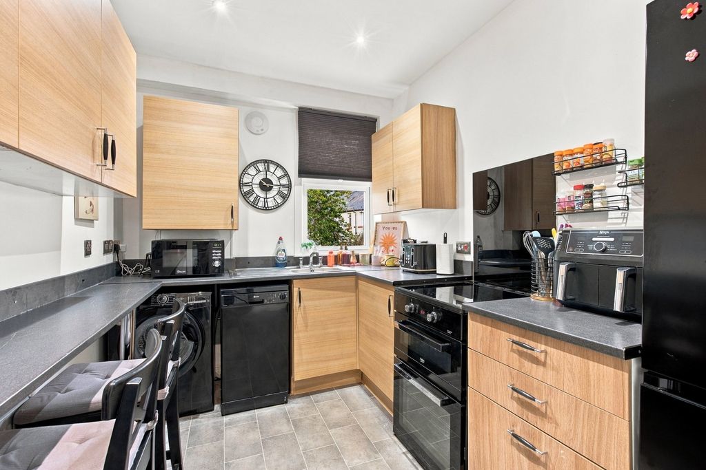 Property photo 3 of 27