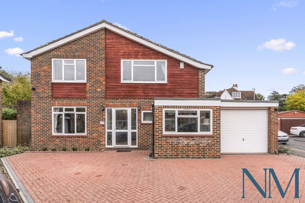 Property photo 1 of 34 Detached 5 Bed, 2 Bath House With Garage Set On A Sought After Cul-De-Sac In Kingston Upon Thames Kt2