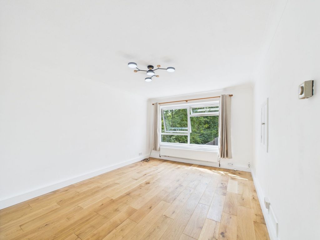 Property photo 2 of 8 Cam03750G0-Pr0067-Still003