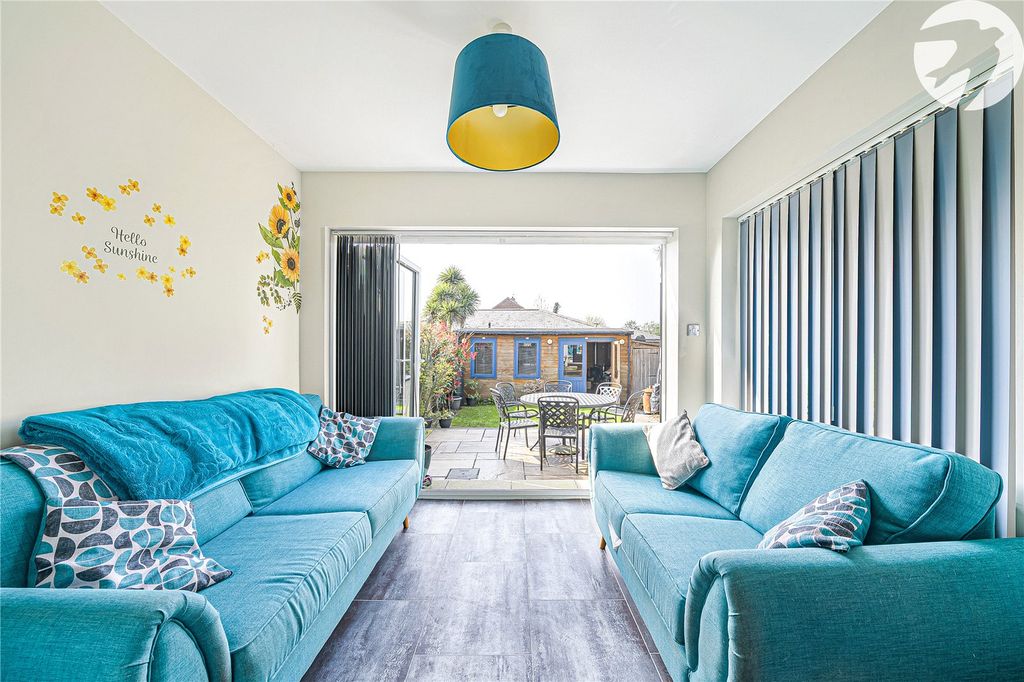 Property photo 2 of 31 Living Room