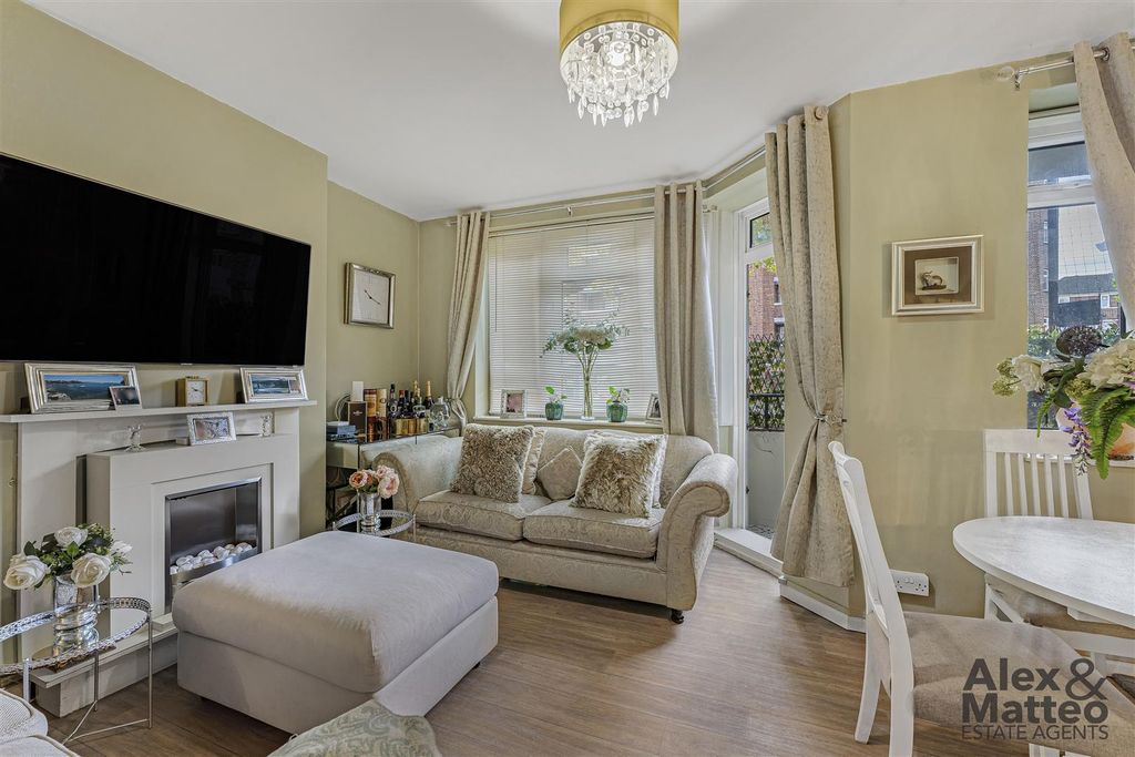 Property photo 2 of 17 Pynfolds Estate