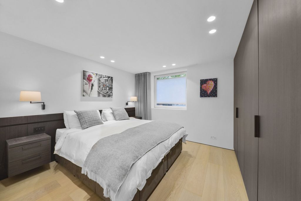 Property photo 3 of 14 West One House