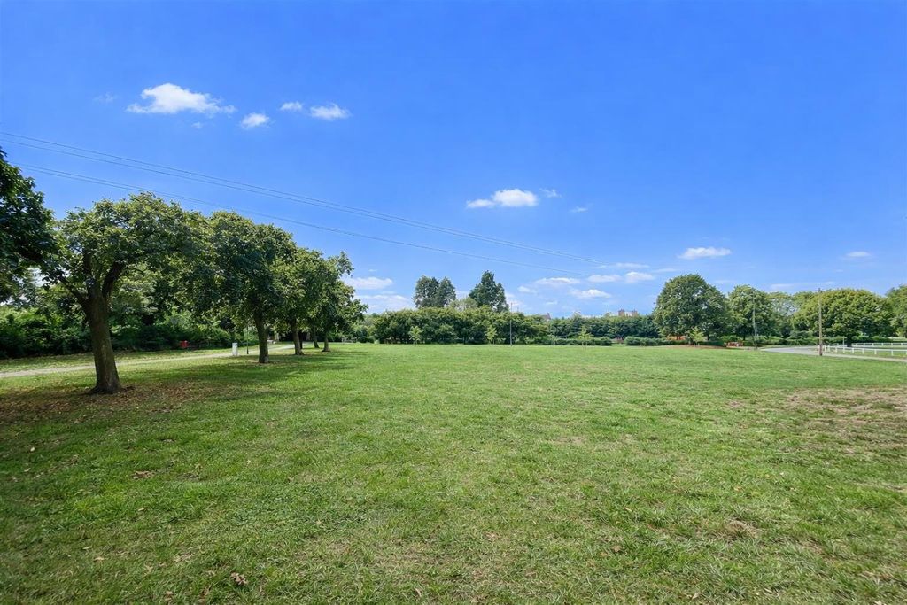 Property photo 2 of 25