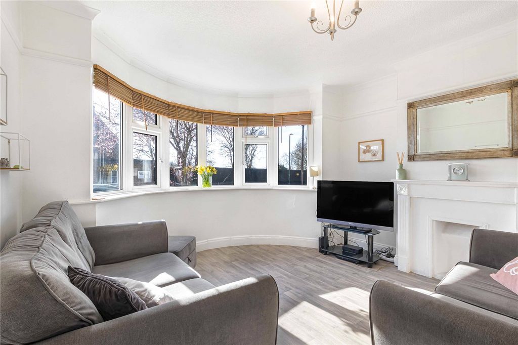 Property photo 2 of 18 Lounge