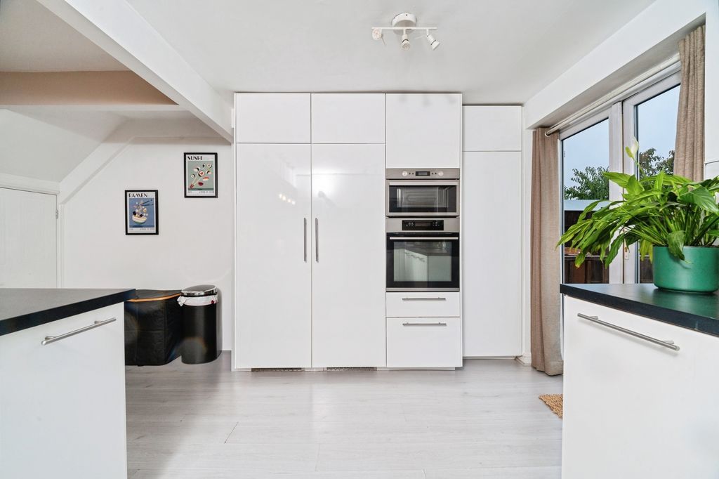 Property photo 3 of 12 Kitchen/Lounge Pic 5