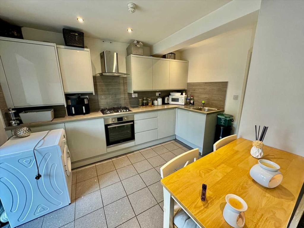 Property photo 3 of 12 Kitchen Image 1