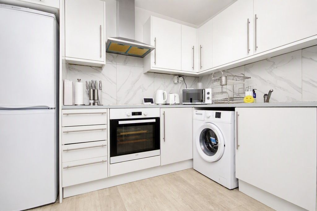 Property photo 1 of 6 Kitchen