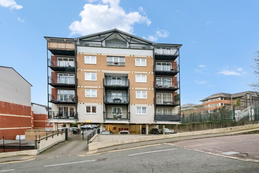 Property photo 1 of 18 Photo 17