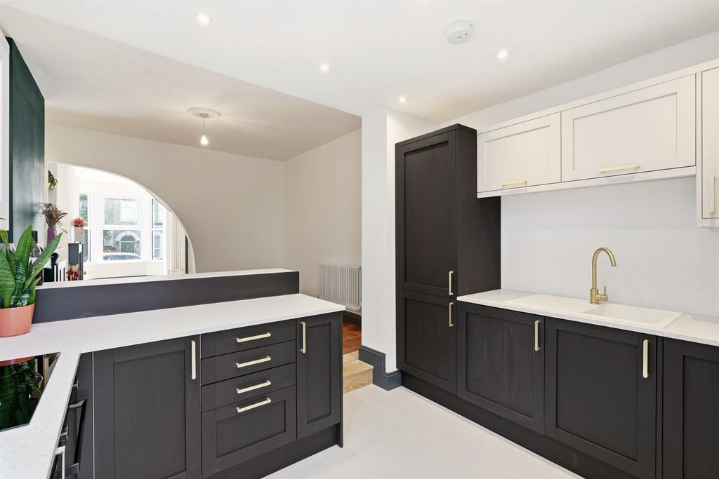 Property photo 3 of 20 35-Cardiffrd-015.Jpg