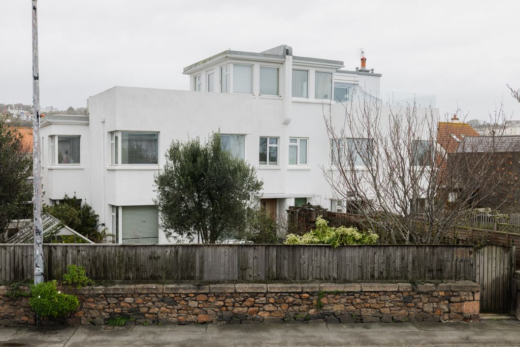 Property photo 1 of 2