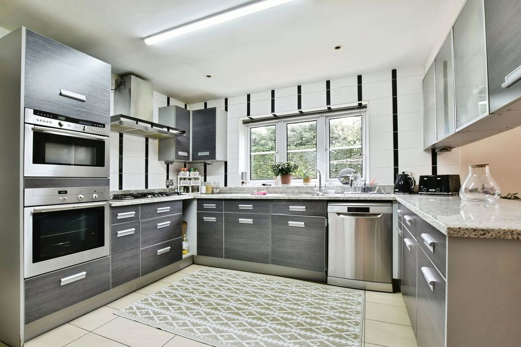 Property photo 3 of 26