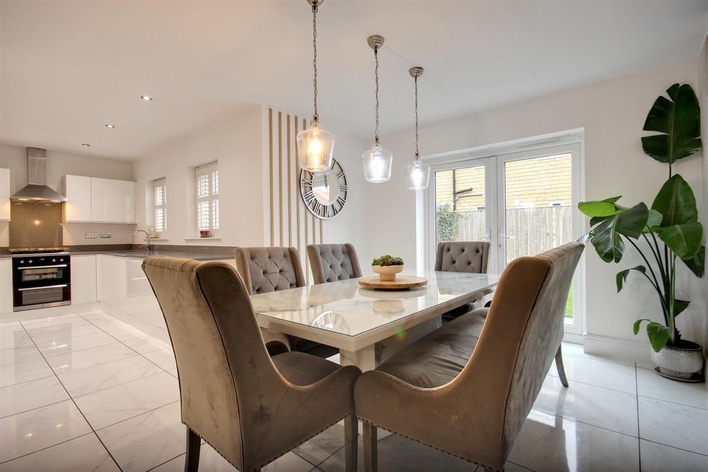 Property photo 3 of 21 10 Bromby Close (16).Jpg