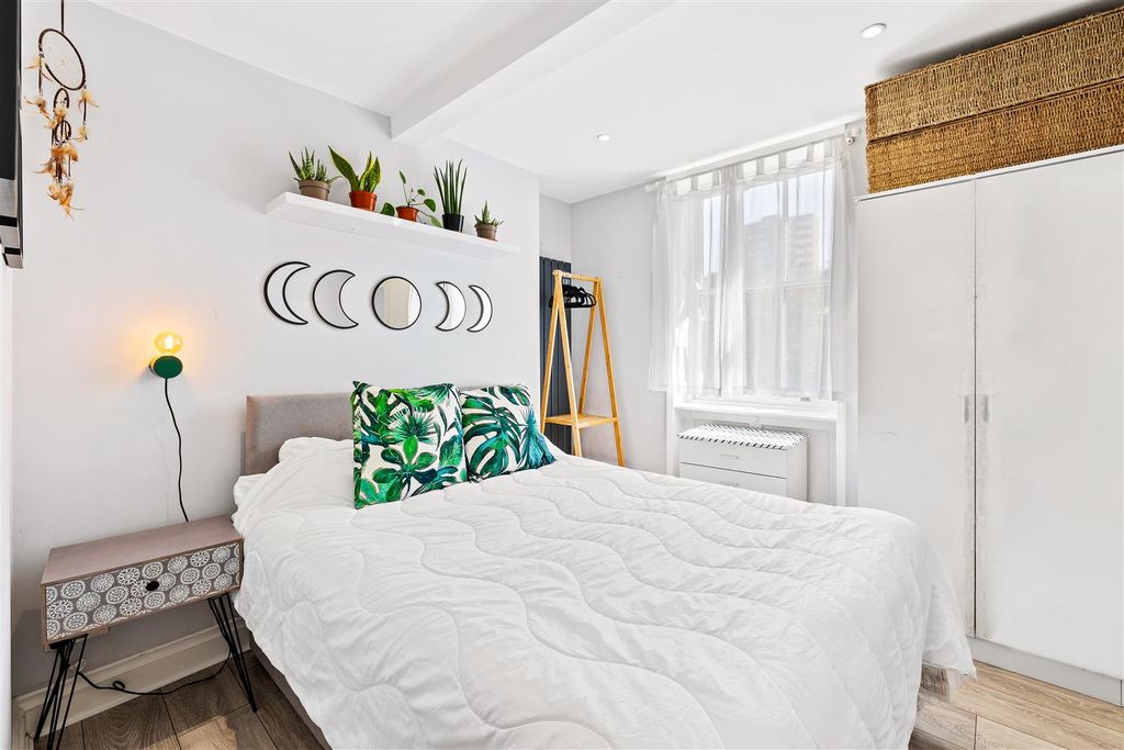 Property photo 3 of 9 Bedroom