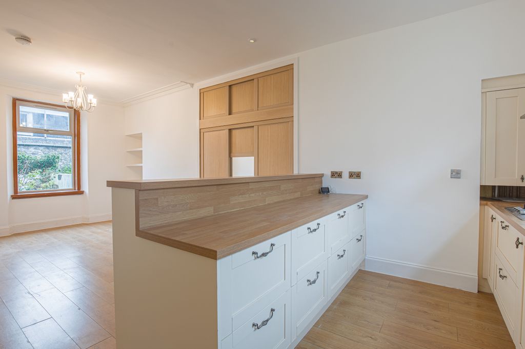 Property photo 2 of 11 Kitchen2