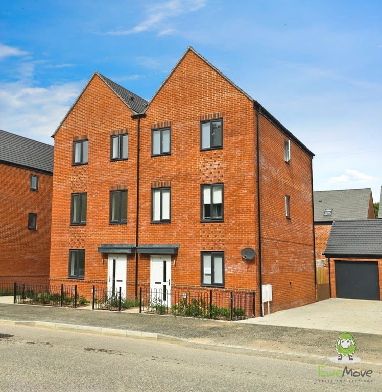 Property photo 1 of 22 Ewemove Basingstoke Lulworth Way External Front
