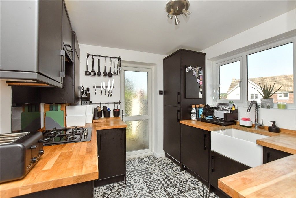 Property photo 3 of 11 Kitchen