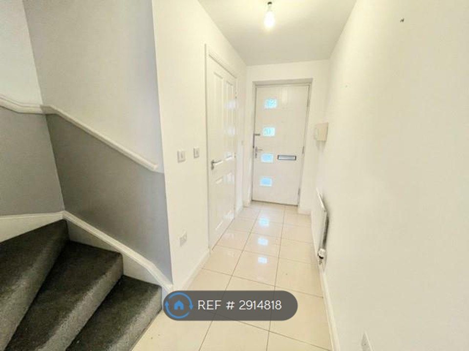 Property photo 2 of 13 Hallway