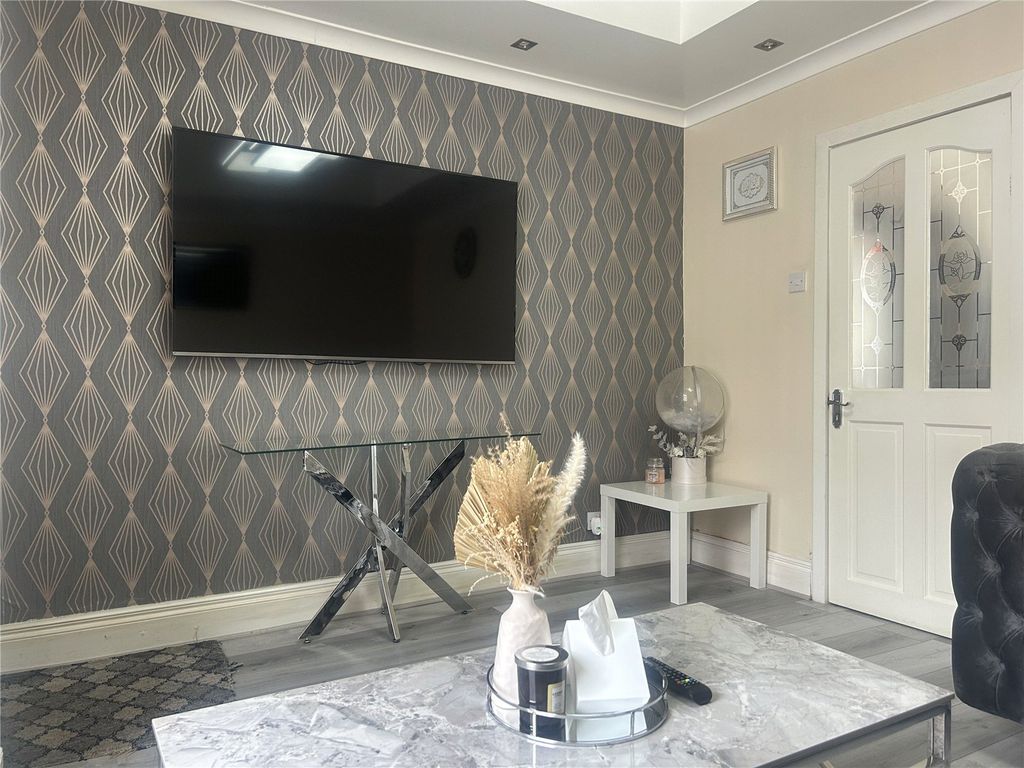 Property photo 3 of 13 Lounge