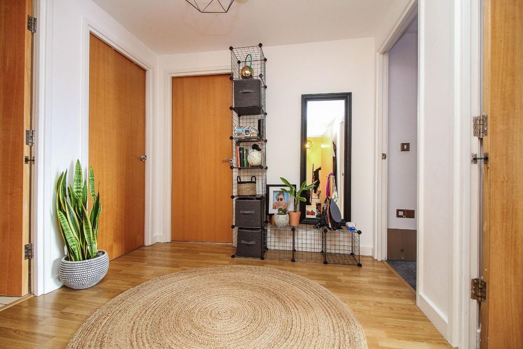 Property photo 3 of 11 Hallway