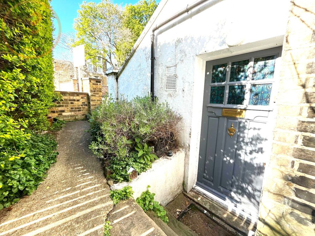 Property photo 2 of 13 9