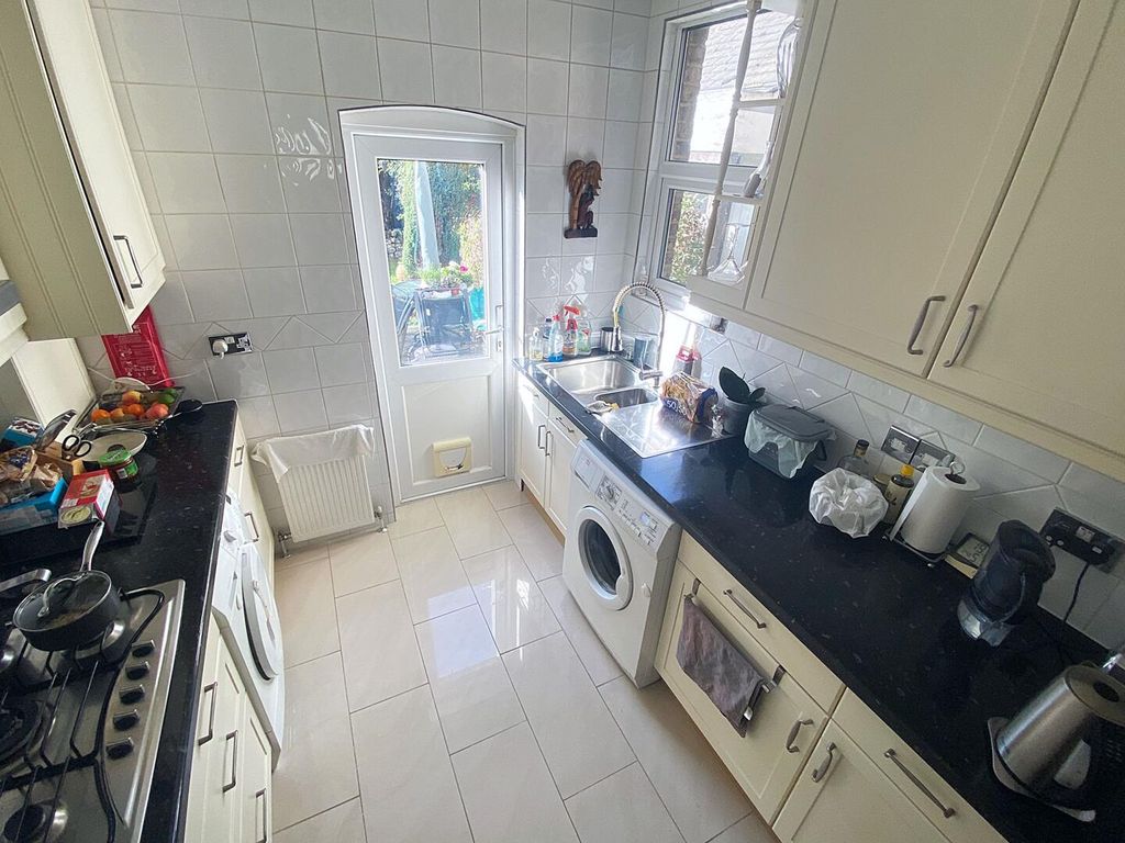 Property photo 3 of 7 Kitchen