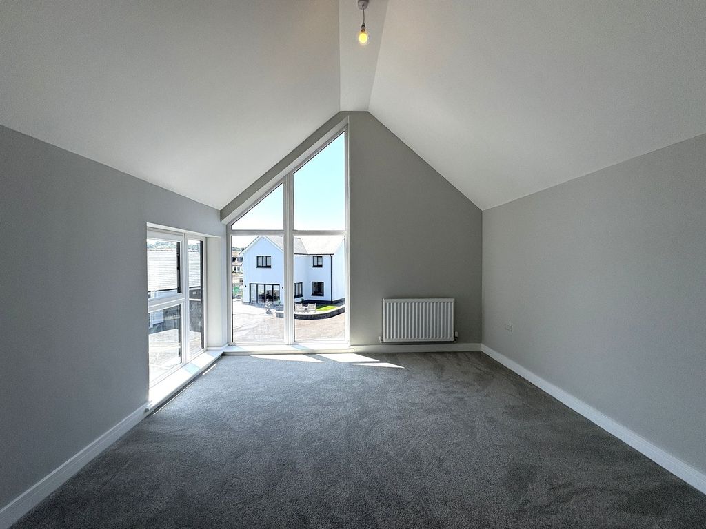 Property photo 3 of 28