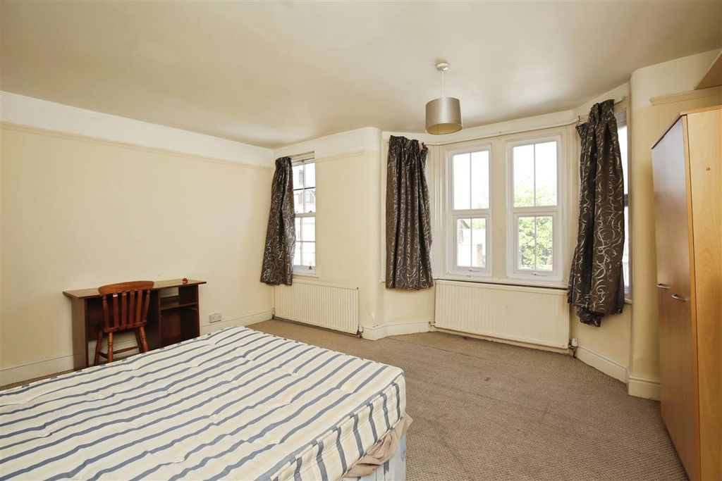 Property photo 2 of 34