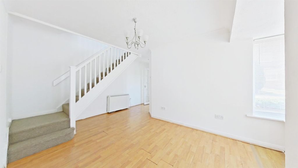 Property photo 3 of 12 Lounge