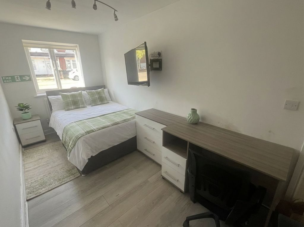 Property photo 2 of 19 Bright Bedroom With Large Desk And Wall-Mounted TV...