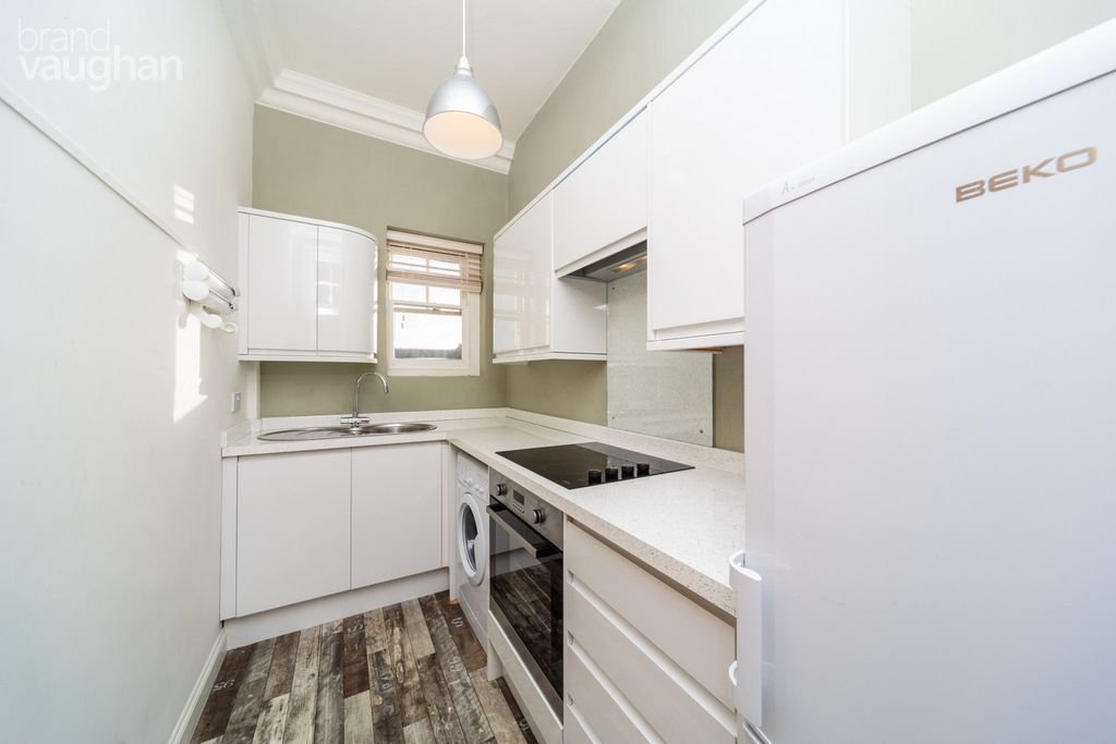 Property photo 2 of 10 Kitchen