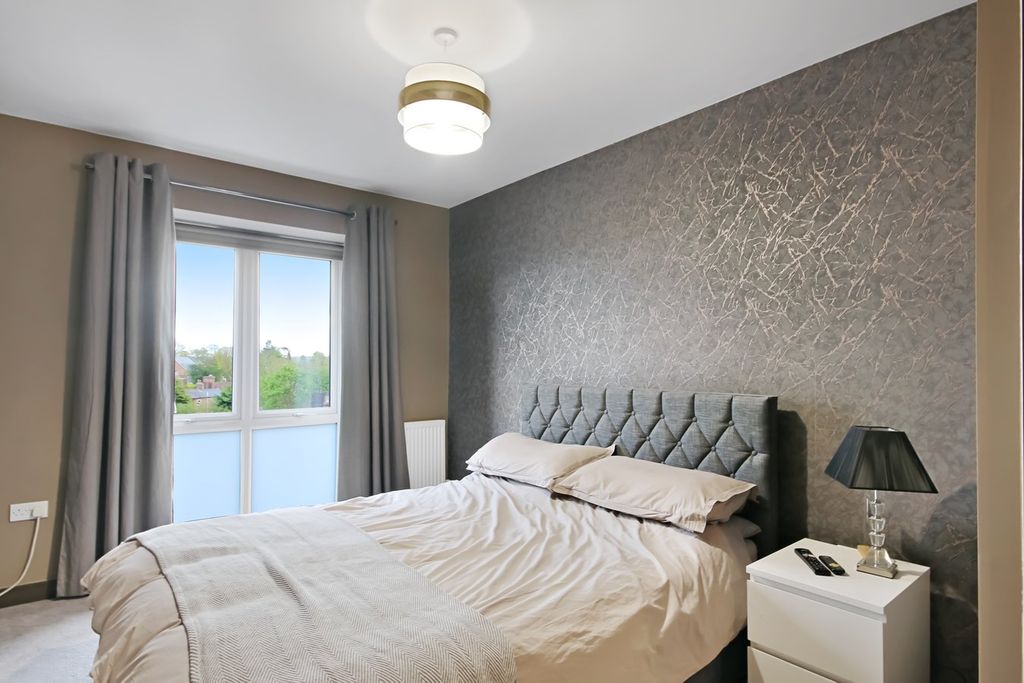 Additional image 4 of 2 bed flat for saleQueens Road, West Sussex, East Grinstead RH19
