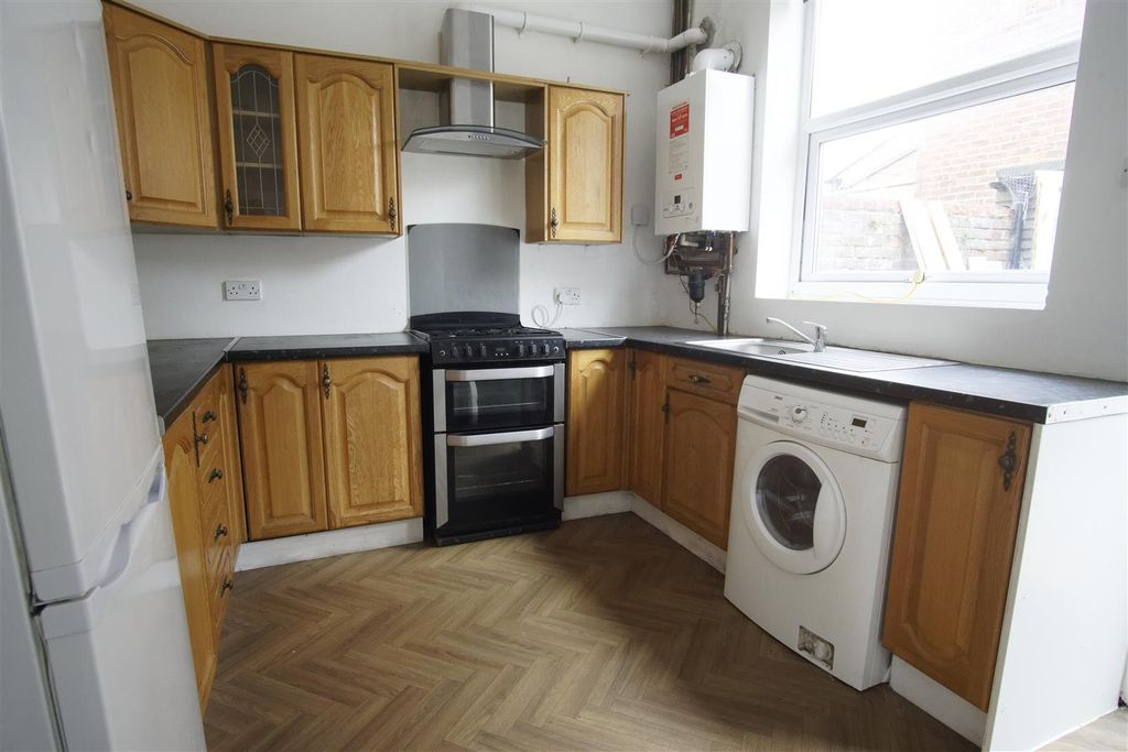 Property photo 2 of 6 Kitchen
