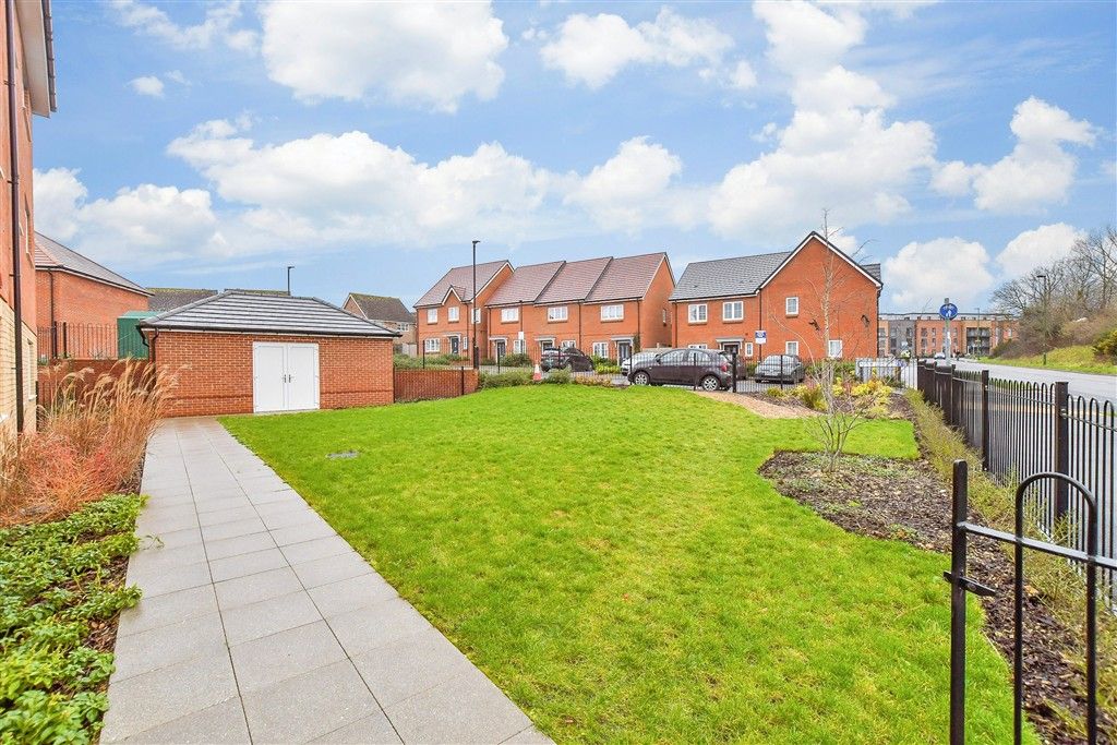 Property photo 1 of 10 Communal Gardens