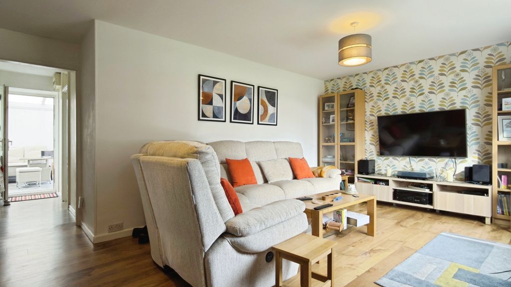 Property photo 2 of 31 Lounge