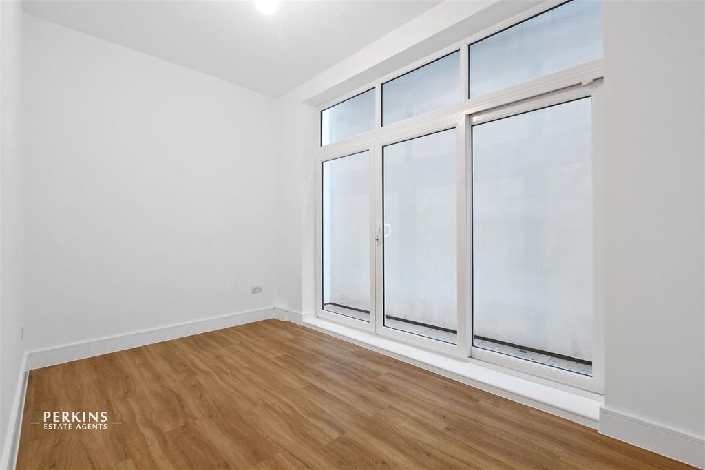 Property photo 3 of 5 Bed.Jpg