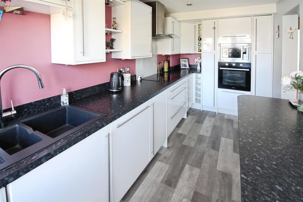 Property photo 3 of 19 Fitted Kitchen