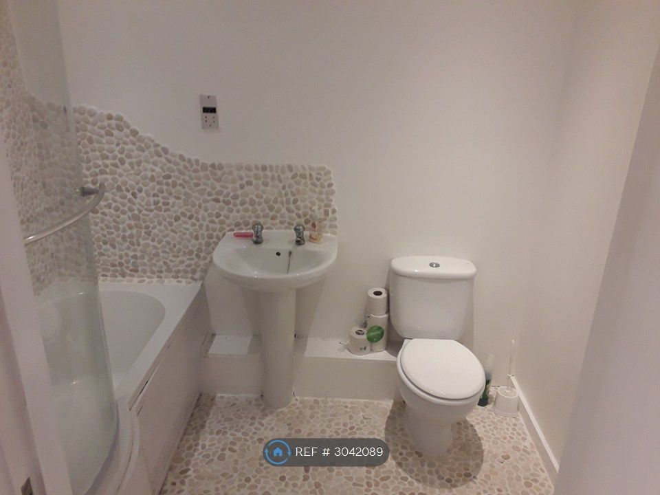 Property photo 2 of 10 Bathroom
