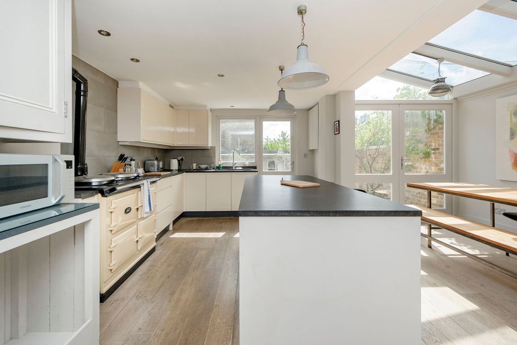 Property photo 2 of 25